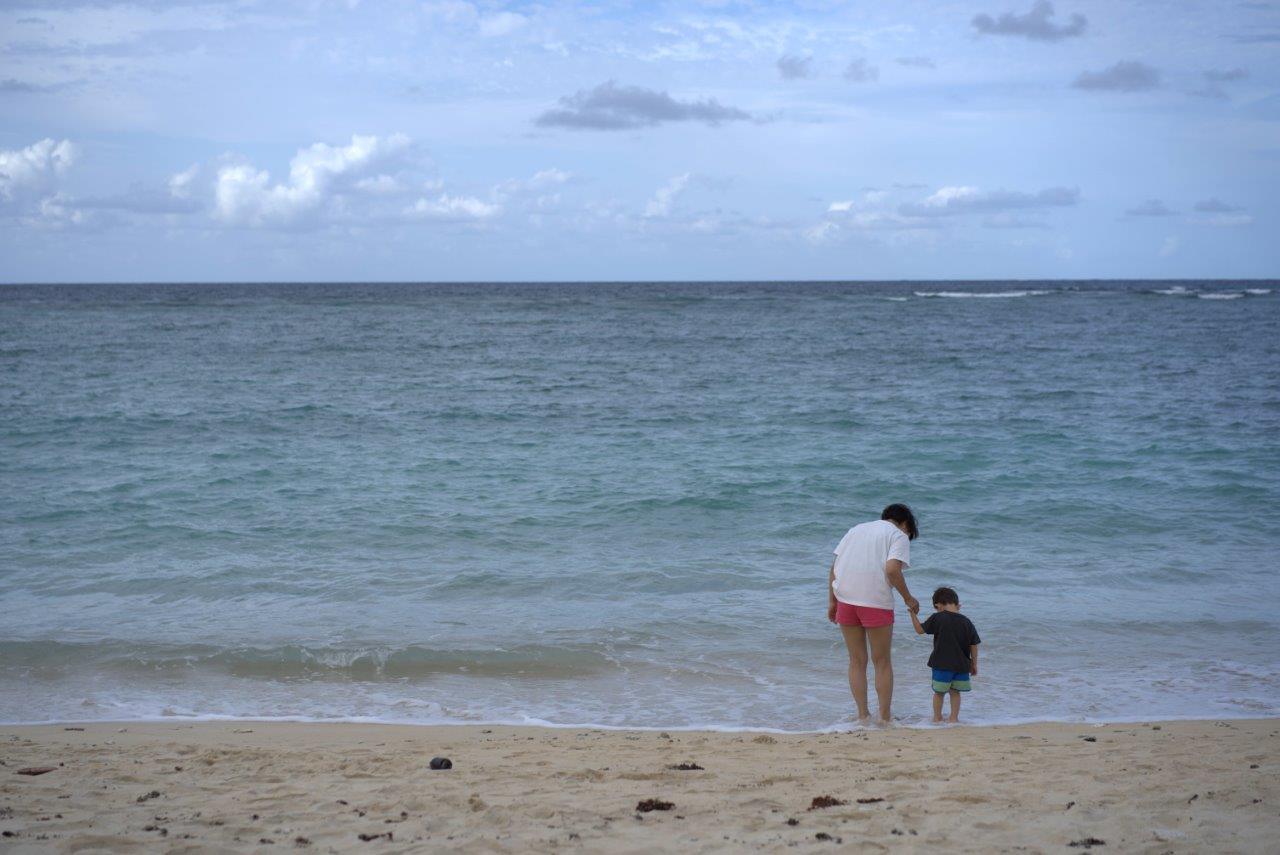 プライベートビーチで楽しむタサン志麻さんと息子さん